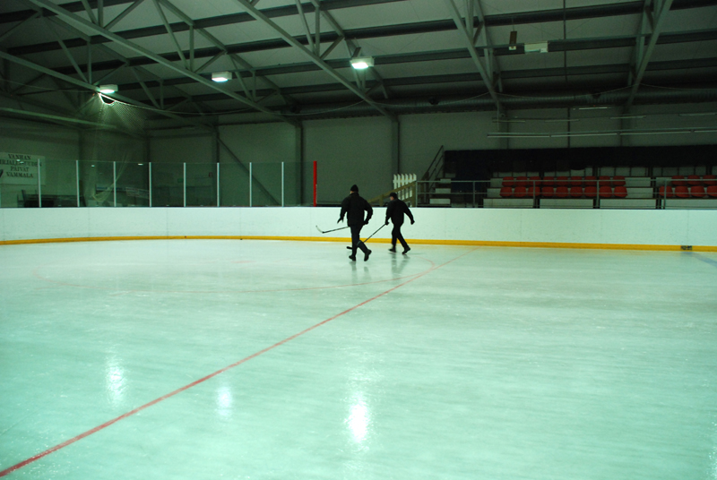 Joskus kiekko lipsahtaa pelialueelta!