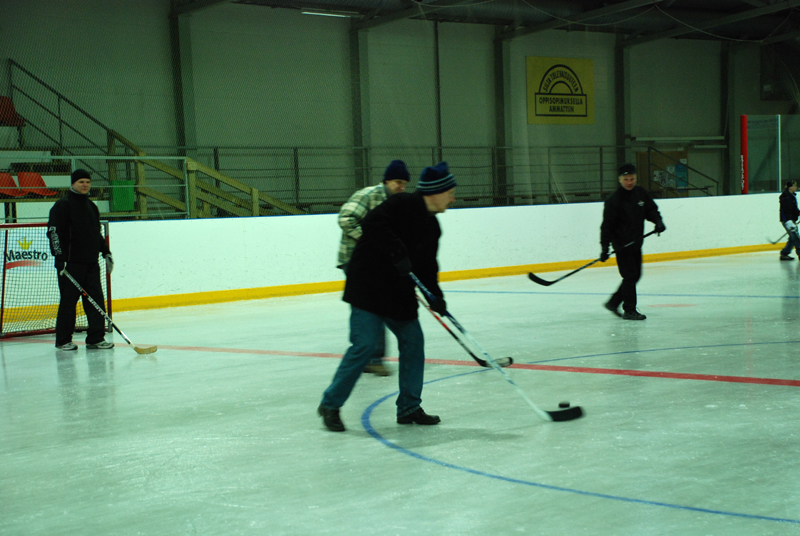 Saku ottaa kiekon hallitusti!