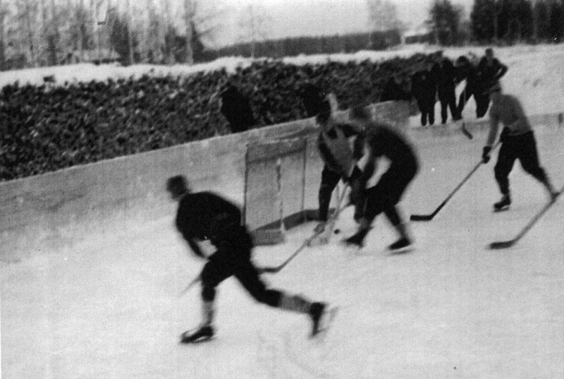 Ensimm�isi� Keiky�ss� pelattuja j��kiekko-otteluja!