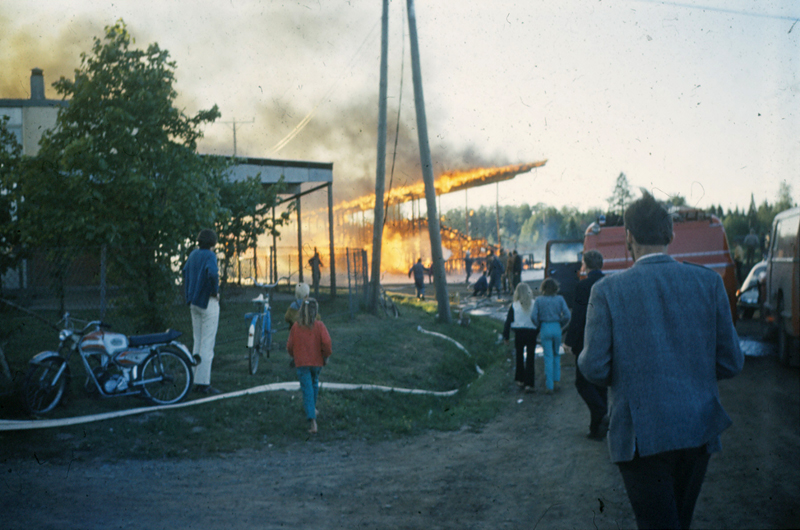 Keskuskentän katsomo palaa!